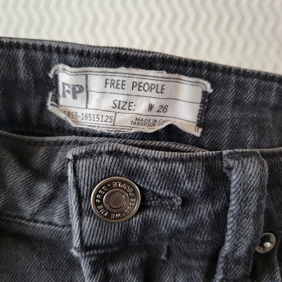 Free People Black Cutwork Mid Rise Frayed Raw Hem Straight Cut Jeans Size 26 W - Picture 6 of 11